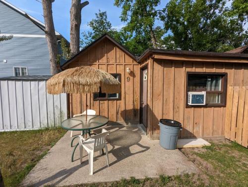 Wasaga Beach Casa | Tiny Wood Cottage 09