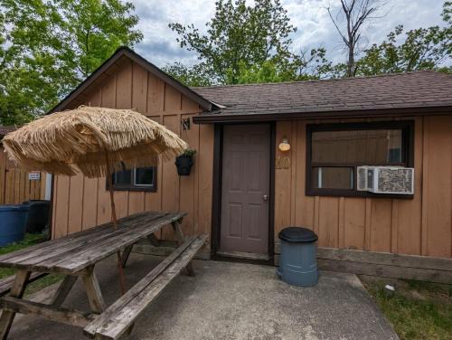 Wasaga Beach Casa | Tiny Wood Cottage 10