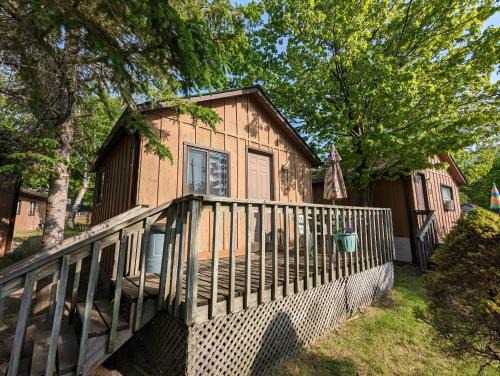 Wasaga Beach Casa | Tiny Wood Cottage 14