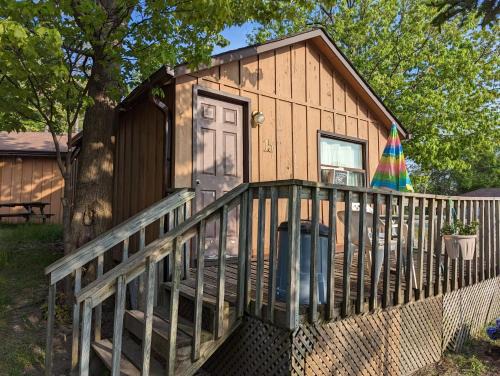 Wasaga Beach Casa | Tiny Wood Cottage 15