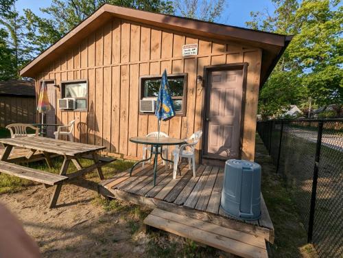 Wasaga Beach Casa | Tiny Wood Cottage 17