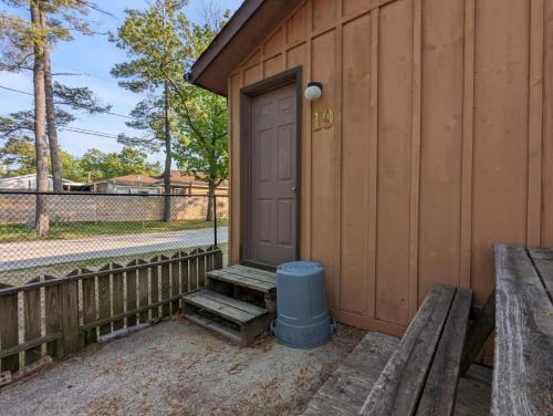 Wasaga Beach Casa | Tiny Wood Cottage 19