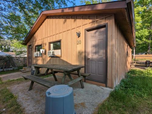 Wasaga Beach Casa | Tiny Wood Cottage 20
