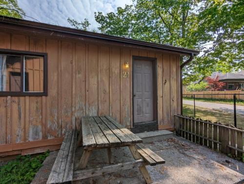 Wasaga Beach Casa | Tiny Wood Cottage 21