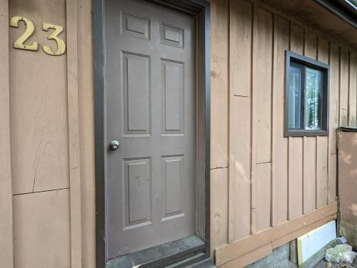 Wasaga Beach Casa | Tiny Wood Cottage 23