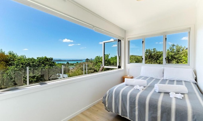 Oneroa Casa | Tiri Cottage - Sea Views in Oneroa by Waiheke Unlimited