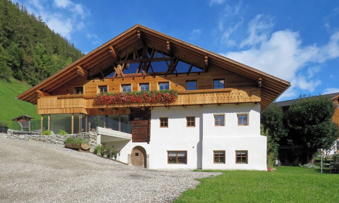 San Giacomo Apartamento | "Tischlerhof Zirm" vacation apartment with balcony and mountain view