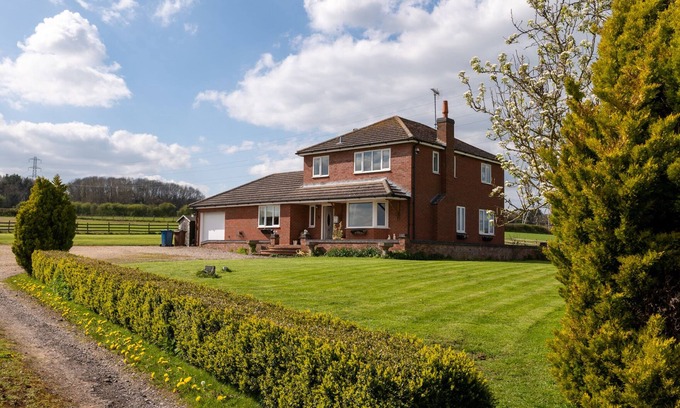 Shugborough Casa | TIXALL MANOR FARM, pet friendly, with hot tub in Great Haywood