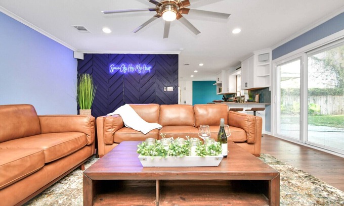 Friendswood Casa | NASA 4BR Escape | HeatedPool, HotTub & Daybed