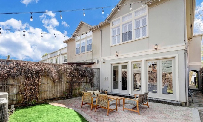 South Central Houston Casa | Spacious & Intimate Townhome near TMC/Rice/NRG