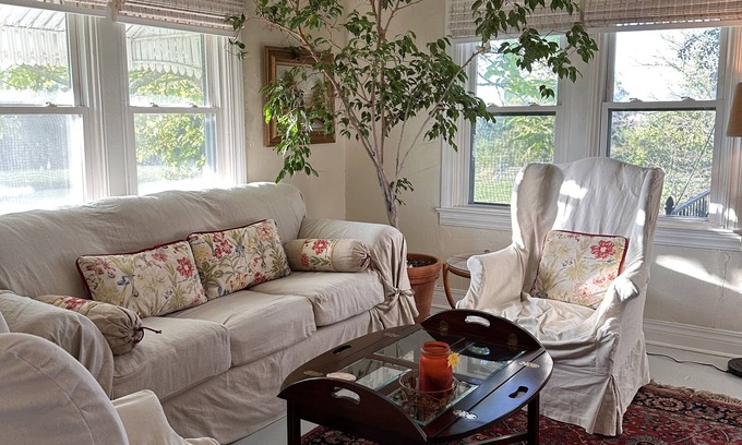 Norman Otro | T A tranquil farmhouse getaway only 12 minutes away from the OU campus..
