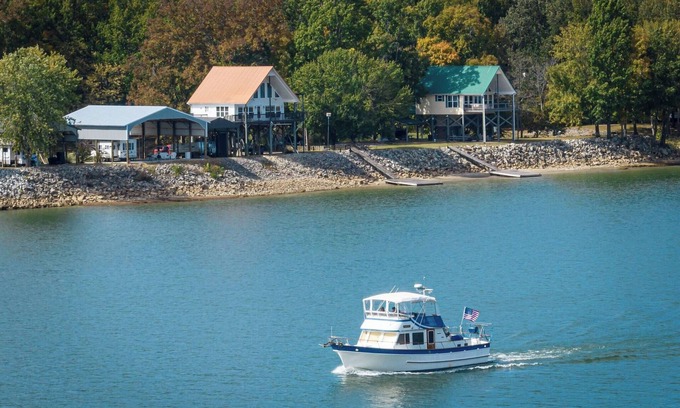 Decaturville Casa | TN River house, private dock, sleeps 6, located near 2 marinas & a golf course.