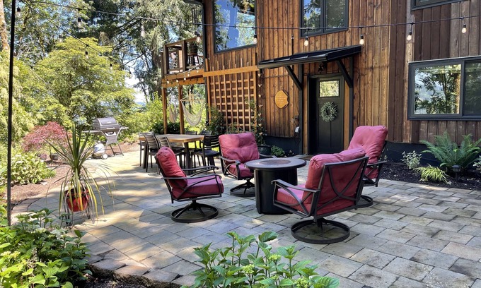 McLoughlin Casa | Cozy Forest Hideaway –time to book for Fall and winter months.
