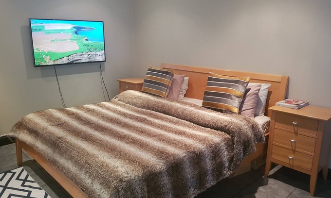Greater Johannesburg Metropolitan Area Cabaña | Para cerrar el mercado de artesanías de Sandton y la plaza Nelson Mandela, su memoria