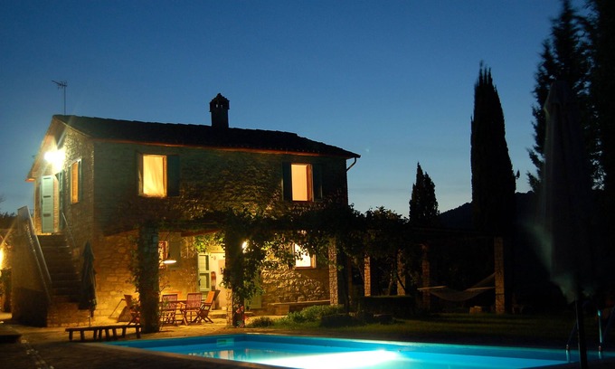 Fratta Villa | TODI CERCA Granja de piedra, con piscina, jardín, arbusto y wifi