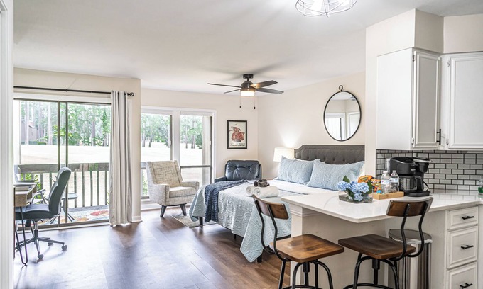 Pinehurst Apartamento | To The Green On #17 - Boutique Studio w/ GREAT Views, 5 Minutes From Clubhouse