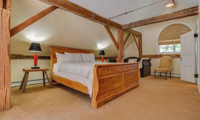 Fly Creek Casa | Toad Hall Carriage House-quaint family friendly home on a historic estate