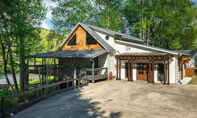 Dial Casa | Toccoa Time - Riverside | Pet Friendly | Hot Tub | Firepit