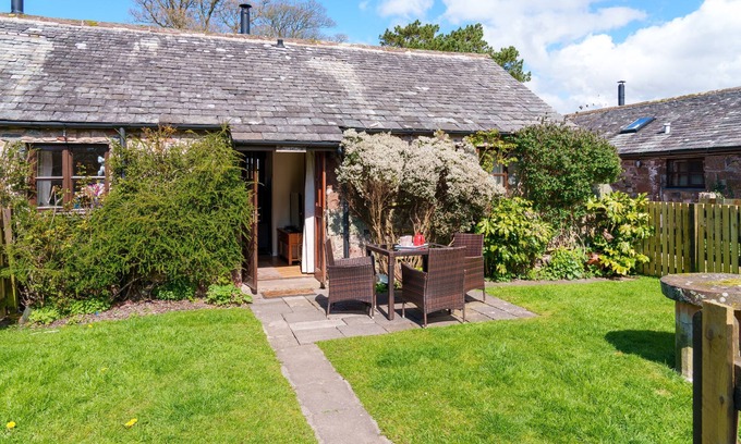 Santon Bridge Cabaña | Todd Cottage - Dog-friendly Cottage with garden