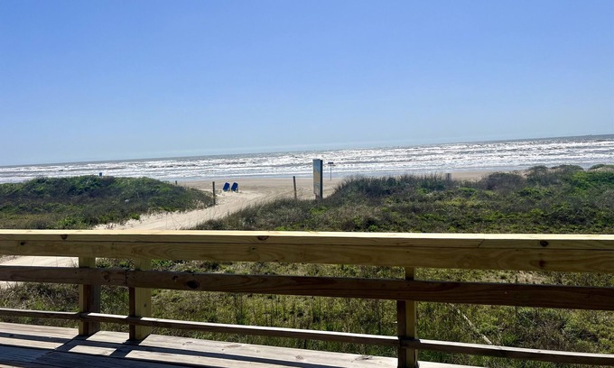 Freeport Casa | Toes In The Sand Drink In My Hand