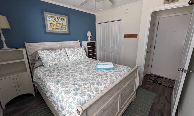 McCutcheon Field Apartamento | Toes In The Sand, You Won't Want to Leave!