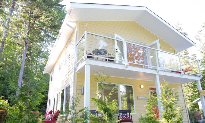 Tofino Casa | Tofino Hummingbird Cottage: Across from Chesterman Beach -"Serenity by the Sea"