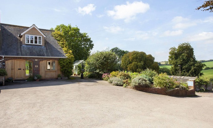 Dorchester Cabaña | TOKENHILL COTTAGE, pet friendly, with hot tub in Piddletrenthide