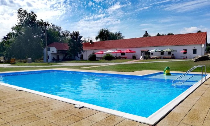 Pecs Cama Y Desayuno | Toldi Rendezvényház Étterem és Vándor Panzió