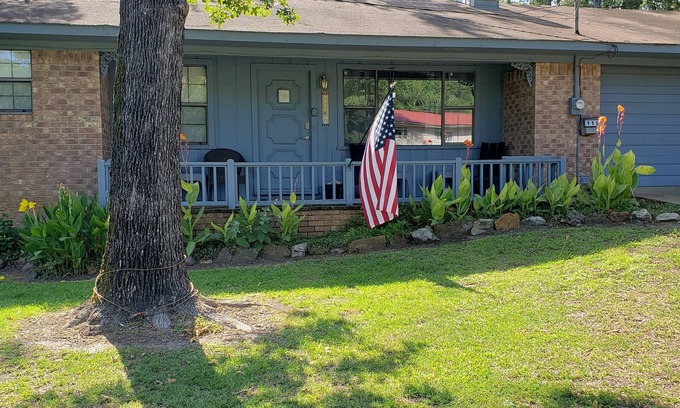Negreet Casa | Toledo bend lake view home quiet neighborhood community boat launch.