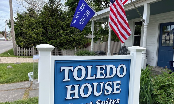 Put-in-Bay Apartamento | Toledo House Guest Suite A. Catering to couples. Great location downtown PIB.