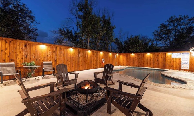New Braunfels Casa | Tolle Haus: W/pool & Firepit-walk to Schlitterbahn, Comal Chutes & Downtown!