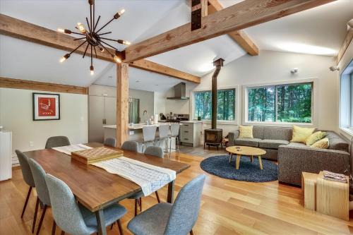 Stowe Area Casa | Tollhouse 10C: 3 br, ski-in/ski-out, woodstove, free ski shuttle, a/c, summer pool