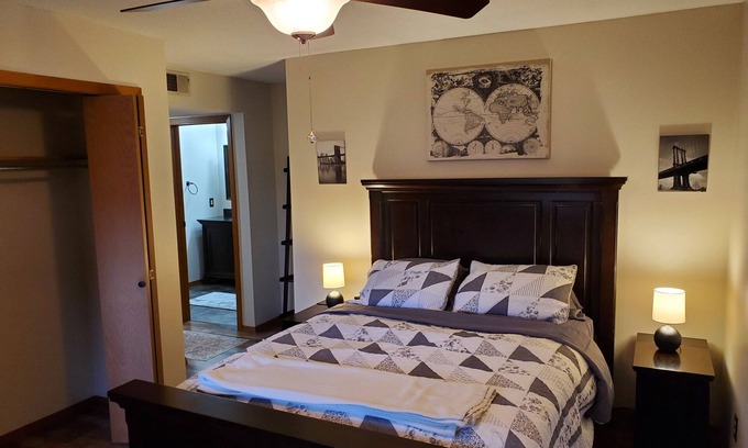 Sioux Falls Apartamento | Tomar Park Apt with Porch and Fireplace KP101APT6