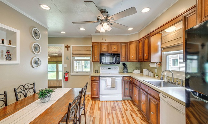 Tonawanda Casa | Tonawanda Home w/Gas Grill Near Niagara Falls!