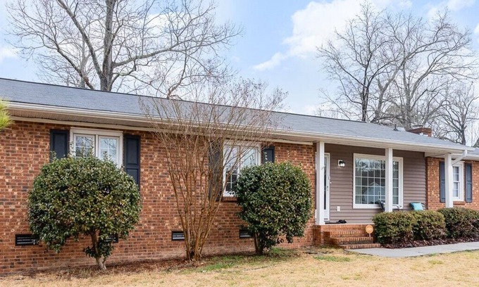 Northeast Raleigh Casa | Top convenience for Work or Play in Raleigh. Pet friendly 3 bdrm 2 ba