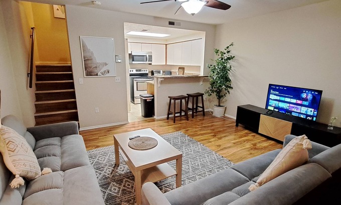 University City Condominio | Top corner 2-story La Jolla Condo