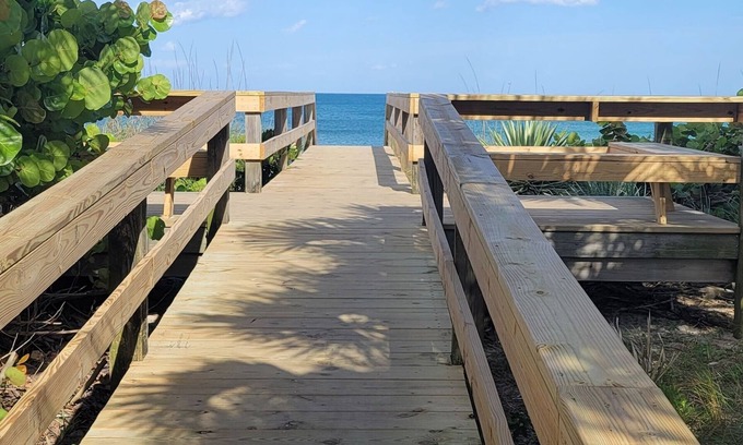 Satellite Beach Condominio | ¡EL CIELO PUEDE ESPERAR, ESTO ES MEJOR!