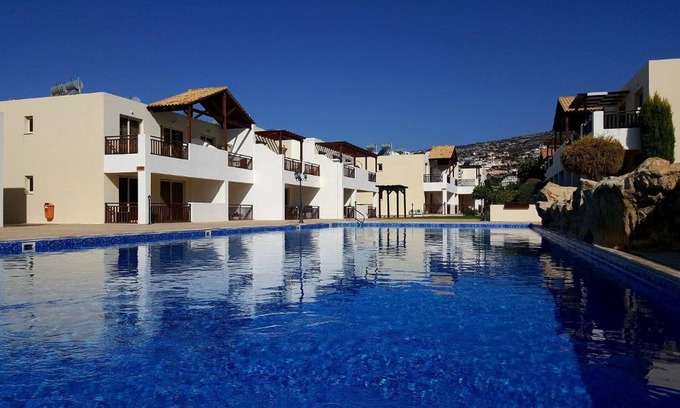 Peyia Town Apartamento | Top floor 2 bedroom apartment E101, 3 pools, sea view, FREE WIFI