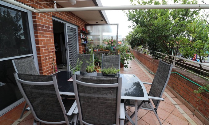 Matraville Apartamento | Top floor 2 bedroom apartment with leafy balcony, 5 min drive to beach and shops