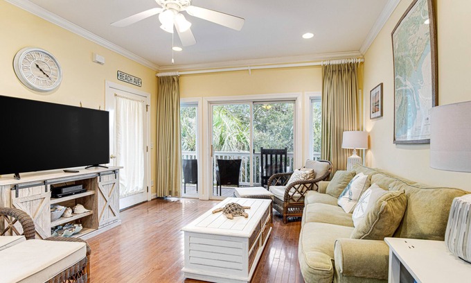 Edisto Island Casa | Top-floor 3rd-row condo with balcony, AC, outdoor pool & beach access