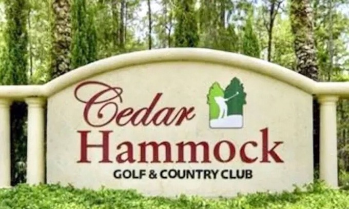 Naples Condominio | Top Floor Condo with Panoramic View of Golf Course & Lake