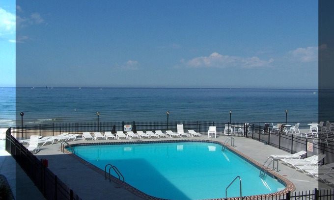South Haven Condominio | Unidad de la esquina del piso superior en el lago Michigan en South Haven