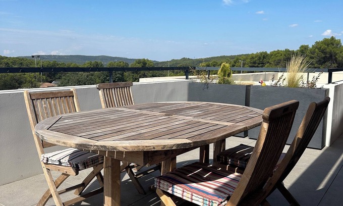 Chateauneuf-le-Rouge Apartamento | Top floor luxury apartment in a secure residence