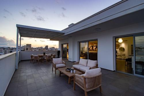 Nicosia Apartamento | Top Floor Gem: 3BR, Huge Veranda
