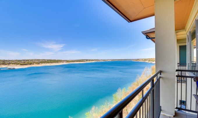 Lakeway Condominio | Top-Floor Lake-View Condo w/ Boat Dock Access