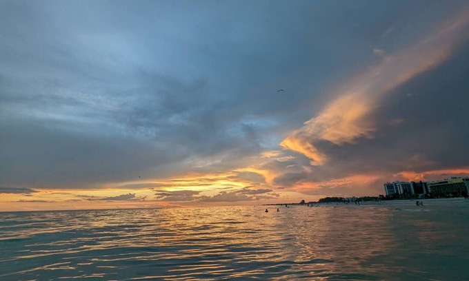 Saint Armands Key Condominio | Top Floor Lido Beach view only 1 short block away from the sand!