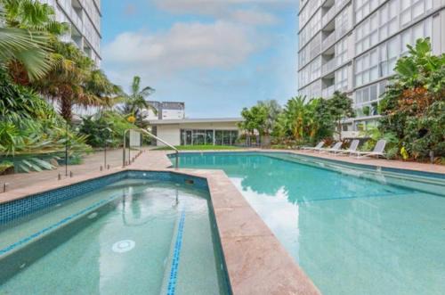 Newstead Apartamento | Top-floor Luxe Stay in the City Free parking, pool, gym, wifi