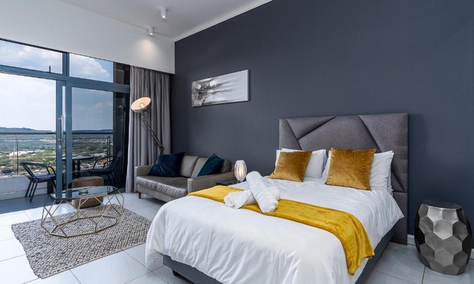 Menlyn Apartamento | Top Floor Menlyn Maine studio apartment with Stunning Views & No Load Shedding