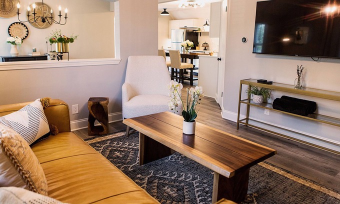 Geneva Apartamento | Top floor of 2 flat! Newly remodeled 2 bed, 1.5 bath unit