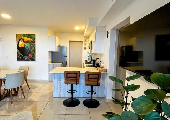 San José Apartamento | Top-floor overlooking uptown with AC & parking
